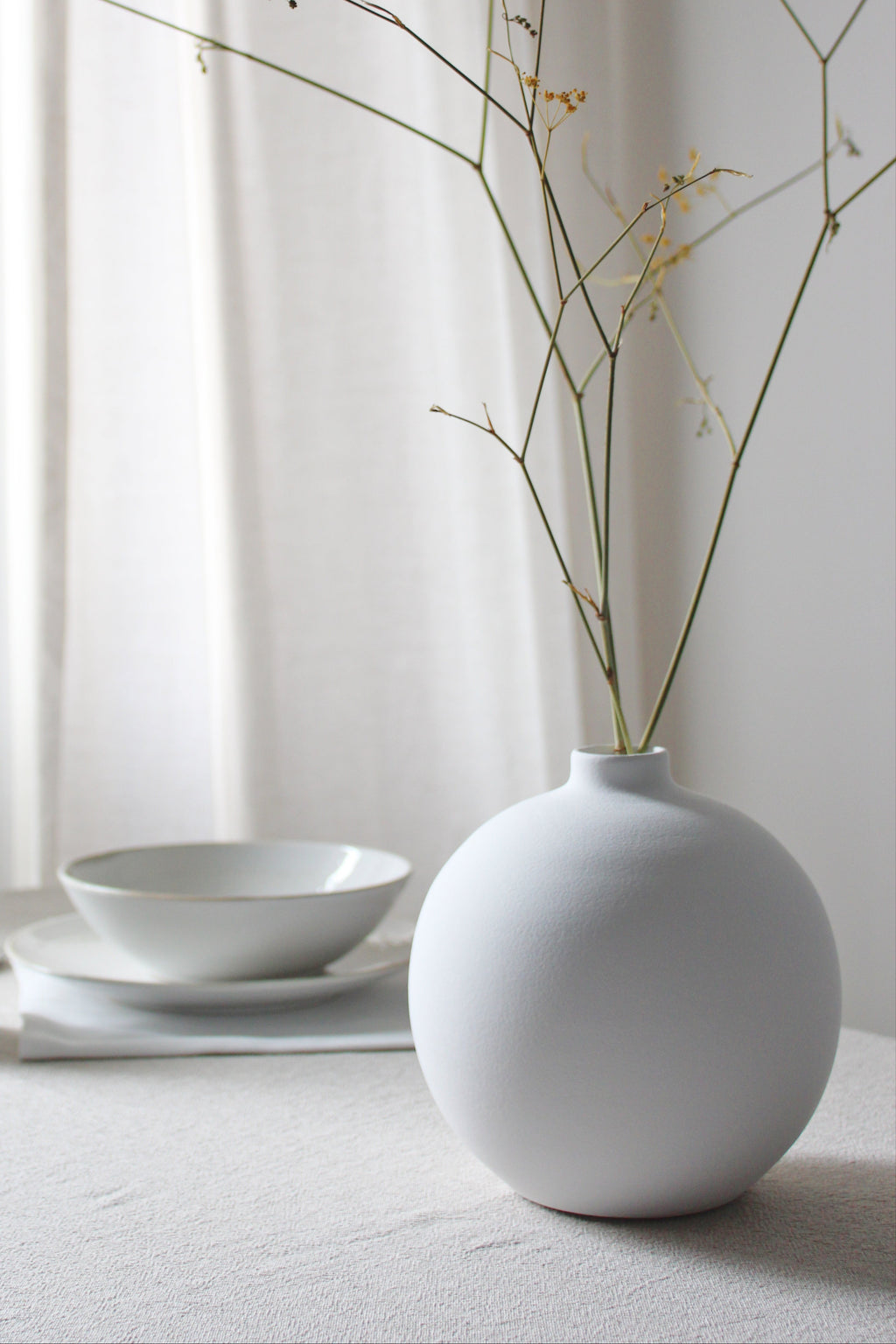 Blanc 03 Vase, ceramic with a minimalist design, handmade in Portugal. Ideal for displaying flowers or as a standalone decorative vase.