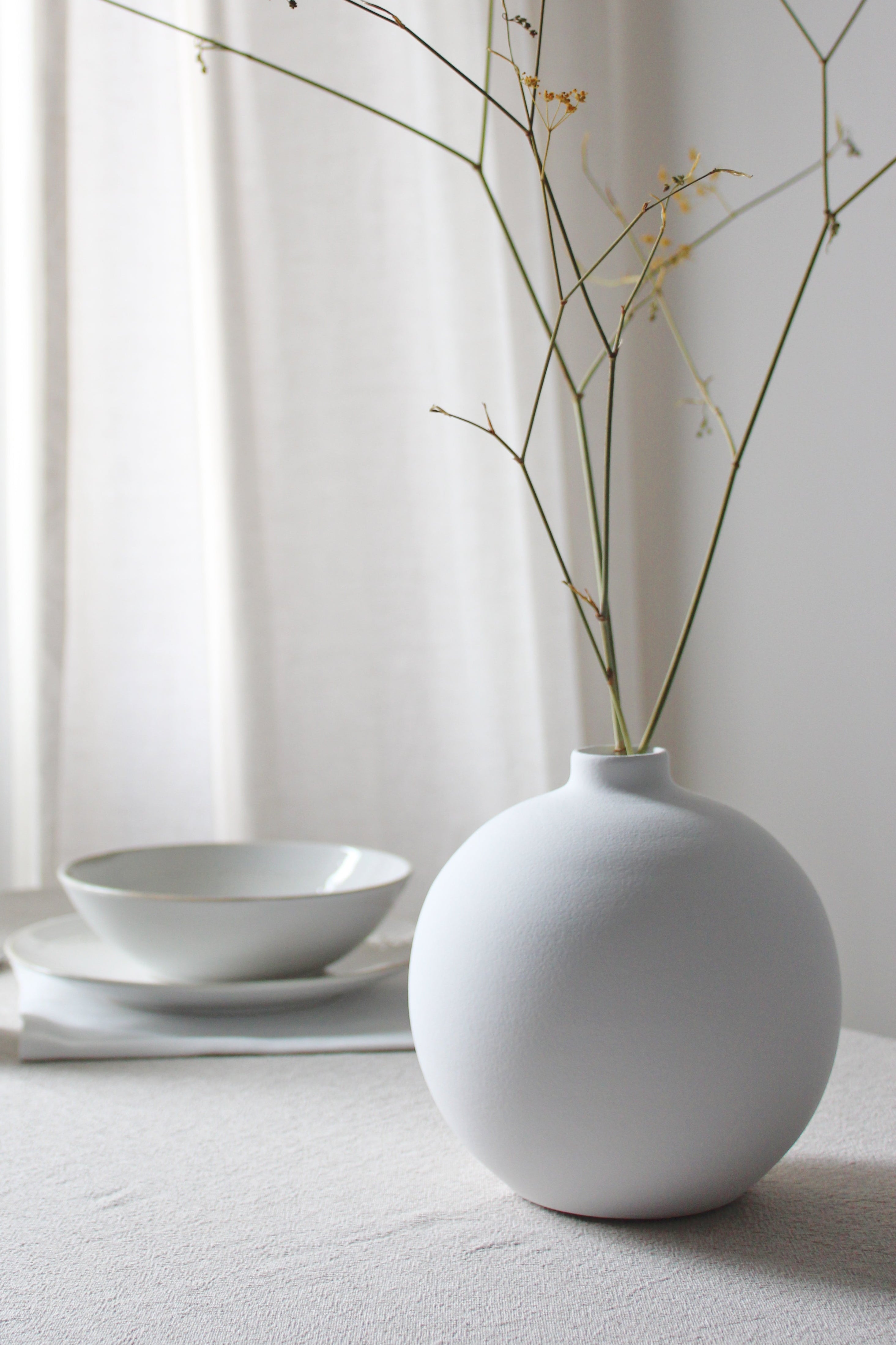 Blanc 03 Vase, ceramic with a minimalist design, handmade in Portugal. Ideal for displaying flowers or as a standalone decorative vase.