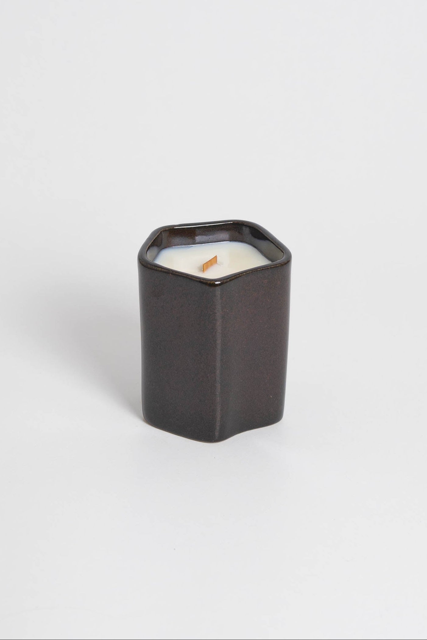 Handmade scented candles with 100% natural wax and a wick made from reused wood. Peach fragrance will bring calm to your space.
This product is 100% Vegan and Cruelty-Free