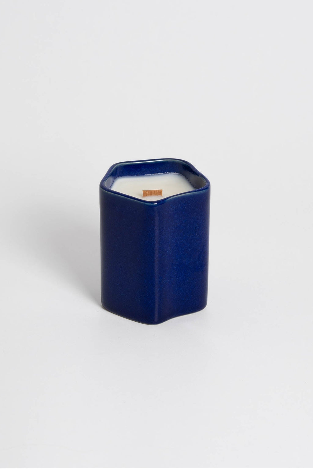 Handmade scented candles with 100% natural wax and a wick made from reused wood. Ambar fragrance will bring calm to your space.
This product is 100% Vegan and Cruelty-Free