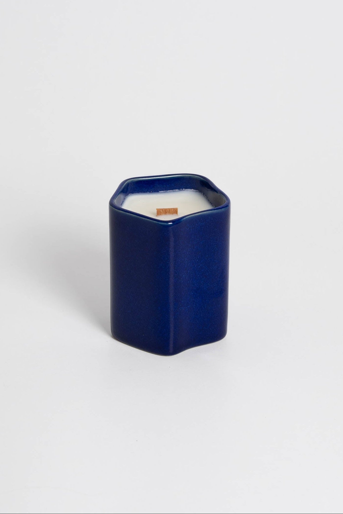 Handmade scented candles with 100% natural wax and a wick made from reused wood. Ambar fragrance will bring calm to your space.
This product is 100% Vegan and Cruelty-Free