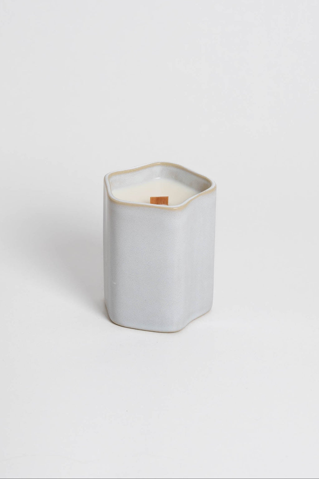 Handmade scented candles with 100% natural wax and a wick made from reused wood. Red Fruit fragrance will bring calm to your space.
This product is 100% Vegan and Cruelty-Free