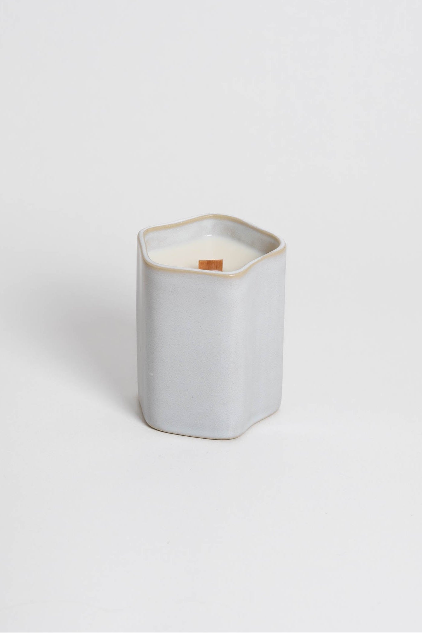 Handmade scented candles with 100% natural wax and a wick made from reused wood. Red Fruit fragrance will bring calm to your space.
This product is 100% Vegan and Cruelty-Free