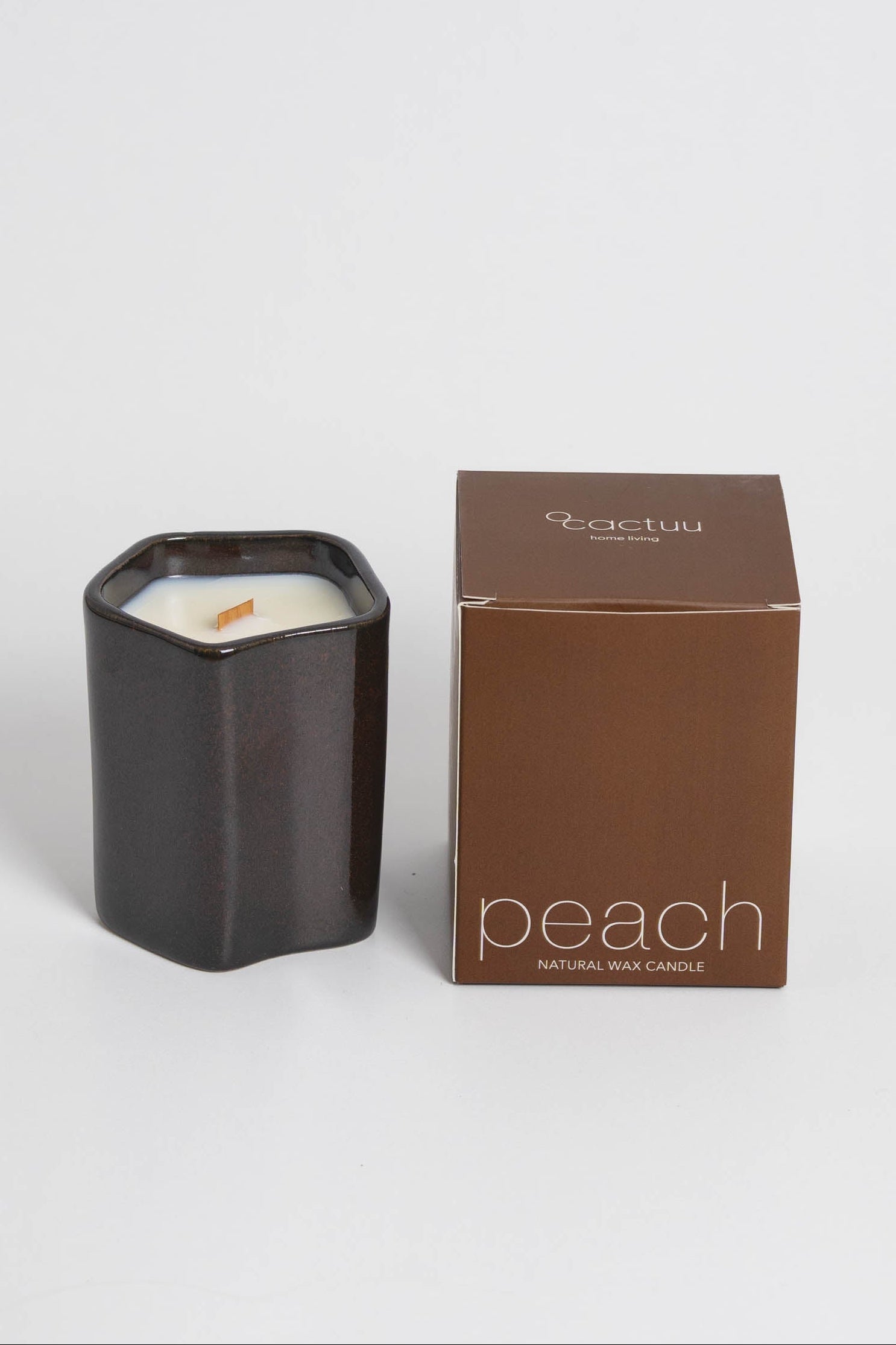 Handmade scented candles with 100% natural wax and a wick made from reused wood. Peach fragrance will bring calm to your space.
This product is 100% Vegan and Cruelty-Free