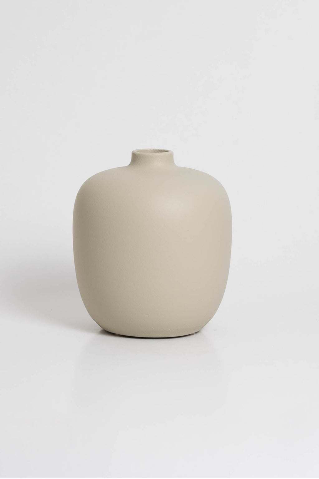 Blanc 05 Vase in off white, ceramic with a minimalist design, handmade in Portugal. Ideal for displaying flowers or as a standalone decorative vase.