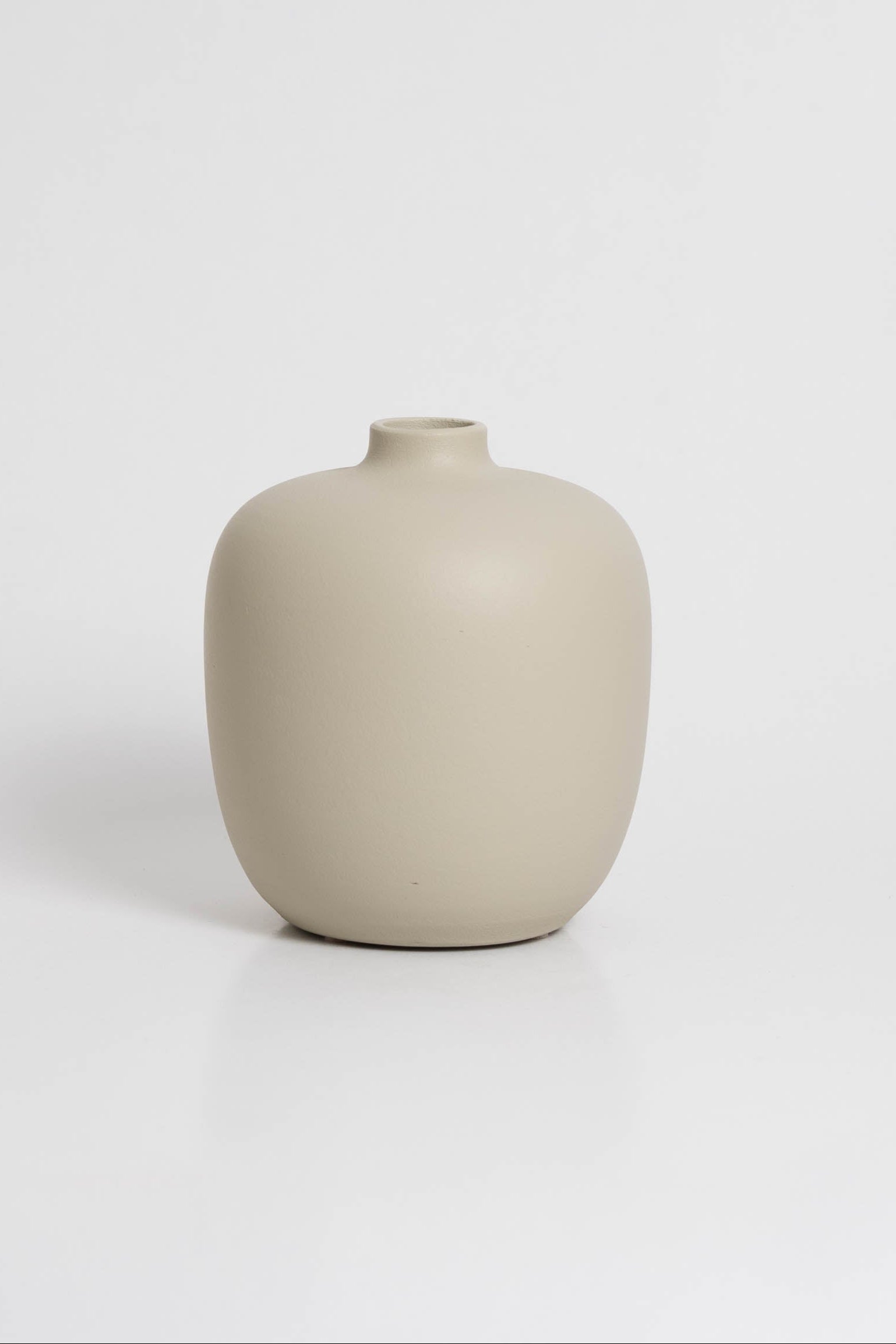 Blanc 05 Vase in off white, ceramic with a minimalist design, handmade in Portugal. Ideal for displaying flowers or as a standalone decorative vase.
