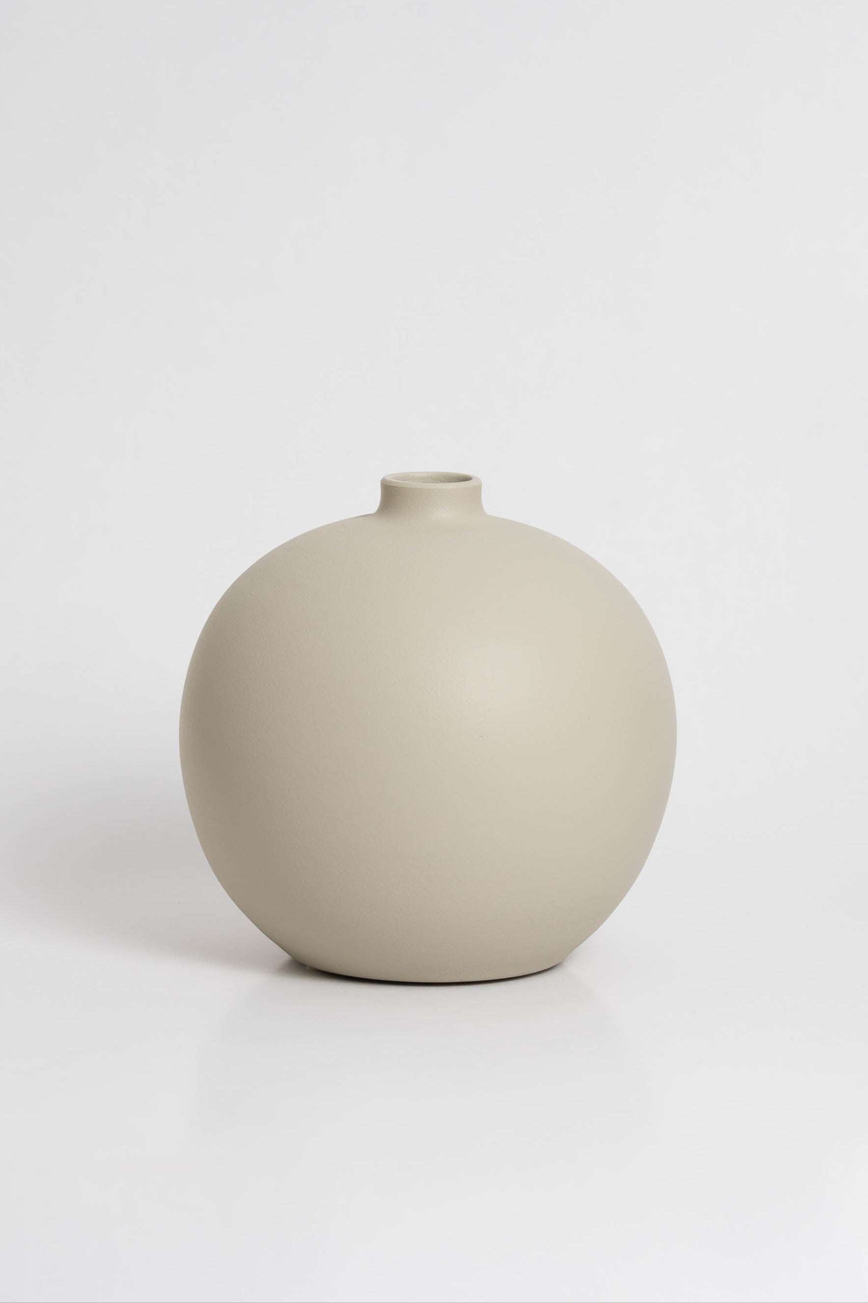 Blanc 03 Vase in off white, ceramic with a minimalist design, handmade in Portugal. Ideal for displaying flowers or as a standalone decorative vase.