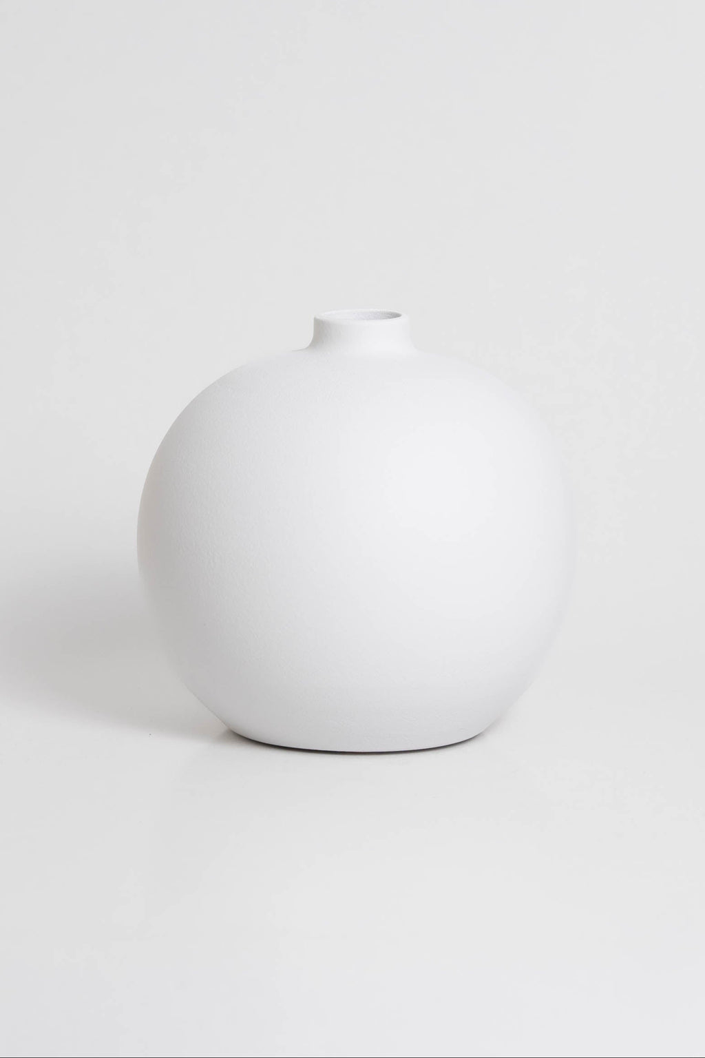 Blanc 03 Vase in white, ceramic with a minimalist design, handmade in Portugal. Ideal for displaying flowers or as a standalone decorative vase.
