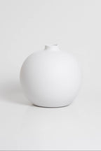 Blanc 03 Vase in white, ceramic with a minimalist design, handmade in Portugal. Ideal for displaying flowers or as a standalone decorative vase.