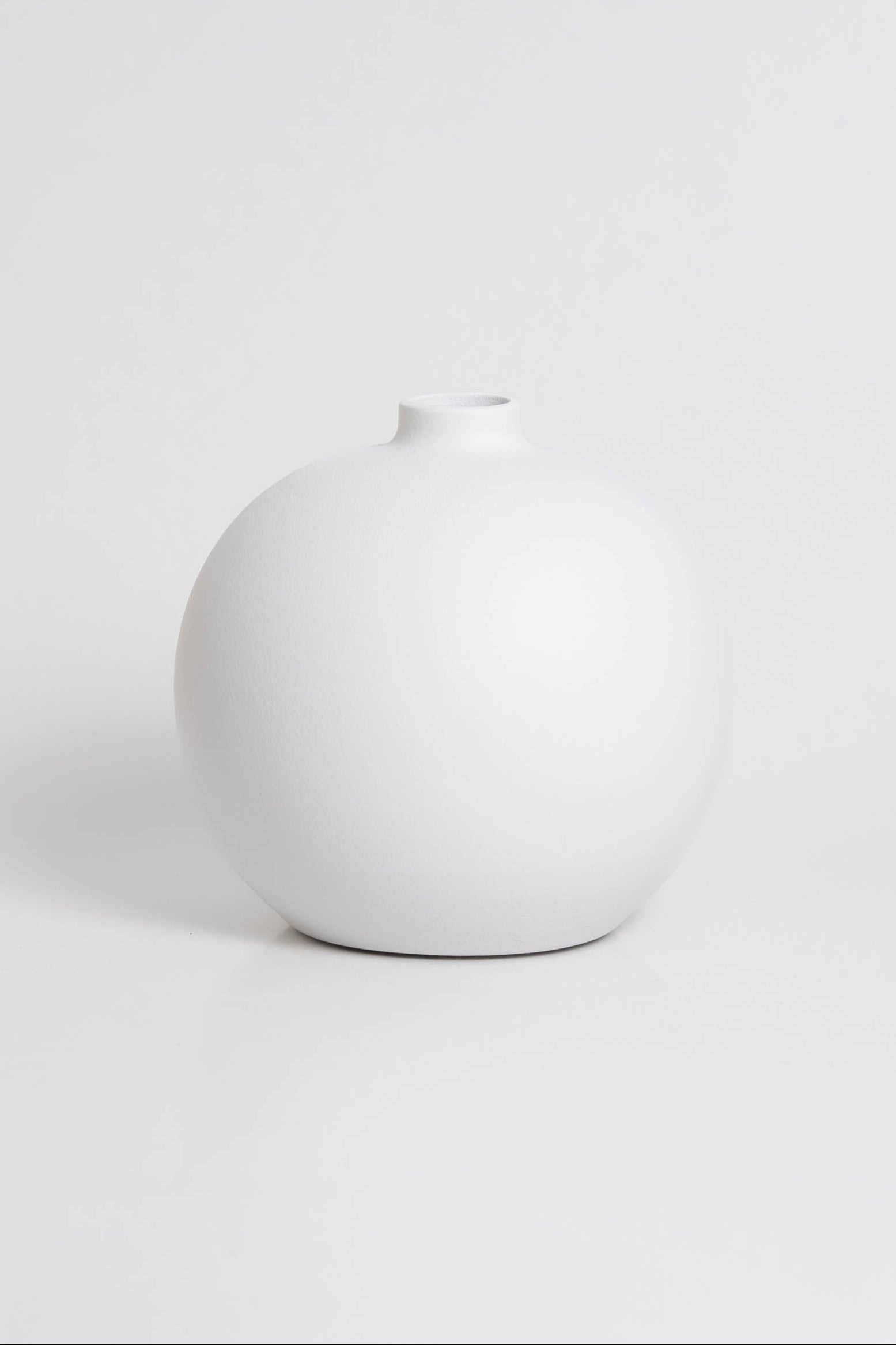 Blanc 03 Vase in white, ceramic with a minimalist design, handmade in Portugal. Ideal for displaying flowers or as a standalone decorative vase.