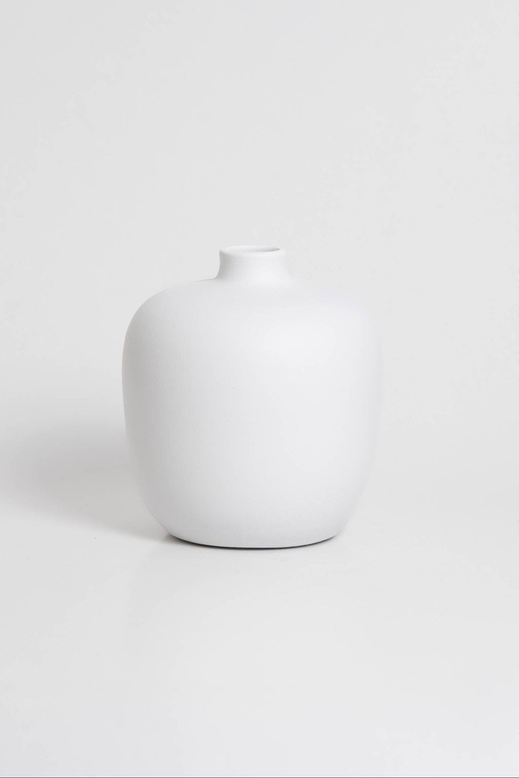 Blanc 05 Vase in white, ceramic with a minimalist design, handmade in Portugal. Ideal for displaying flowers or as a standalone decorative vase.