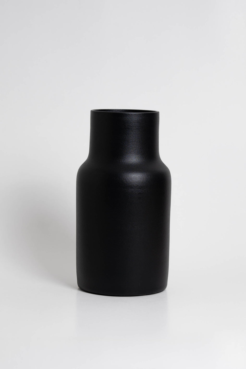 Blanc 01 Vase in black, ceramic with a minimalist design, handmade in Portugal. Ideal for displaying flowers or as a standalone decorative vase.