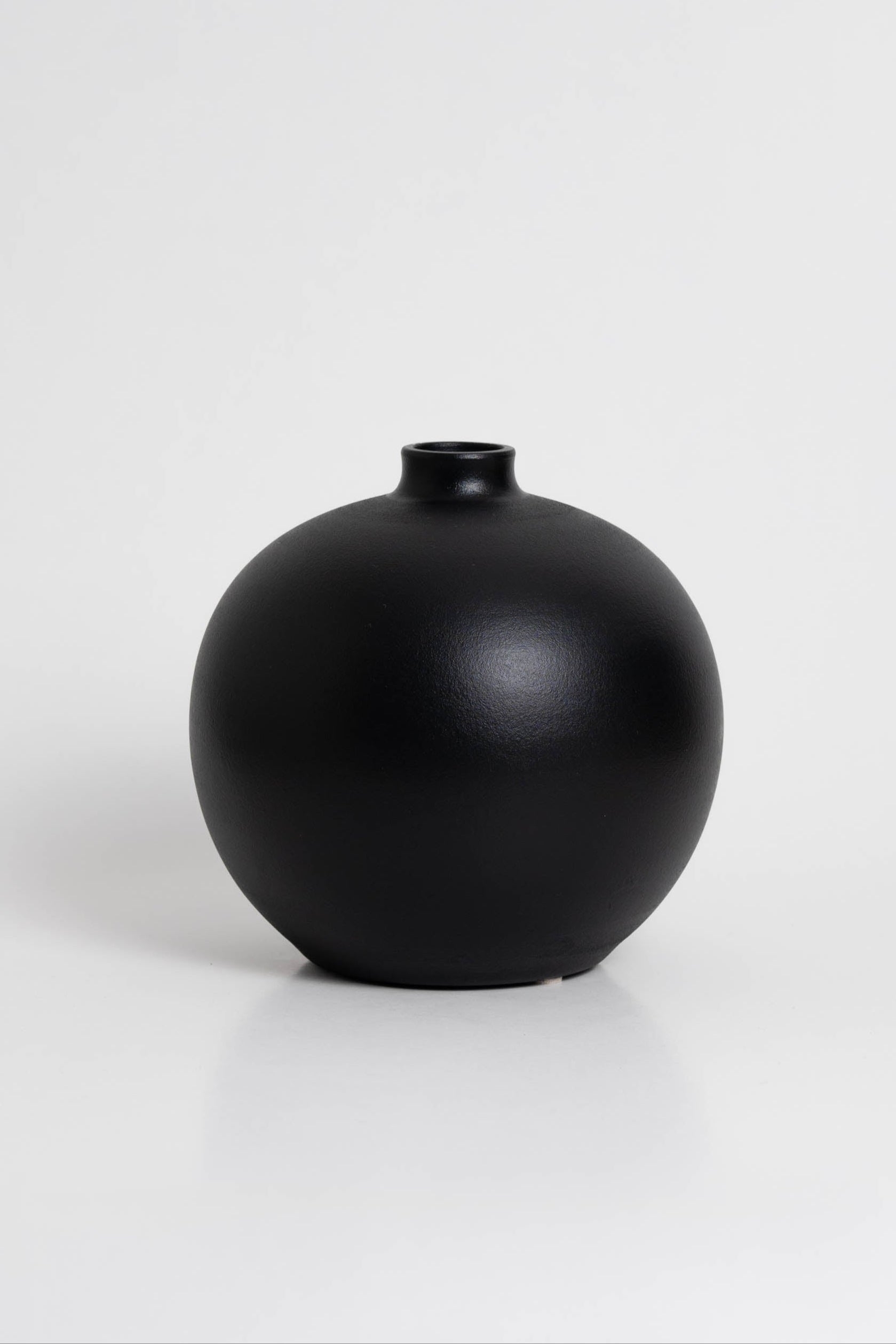 Blanc 03 Vase in black, ceramic with a minimalist design, handmade in Portugal. Ideal for displaying flowers or as a standalone decorative vase.