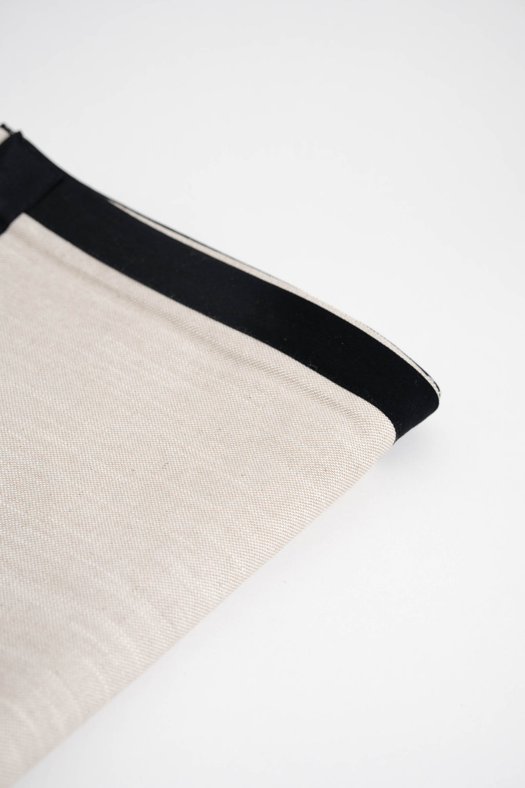 Soft and eco-friendly home textile made from carefully chosen fabrics, made in Portugal to reduce environmental impact. Features black border. Perfect for table decor.