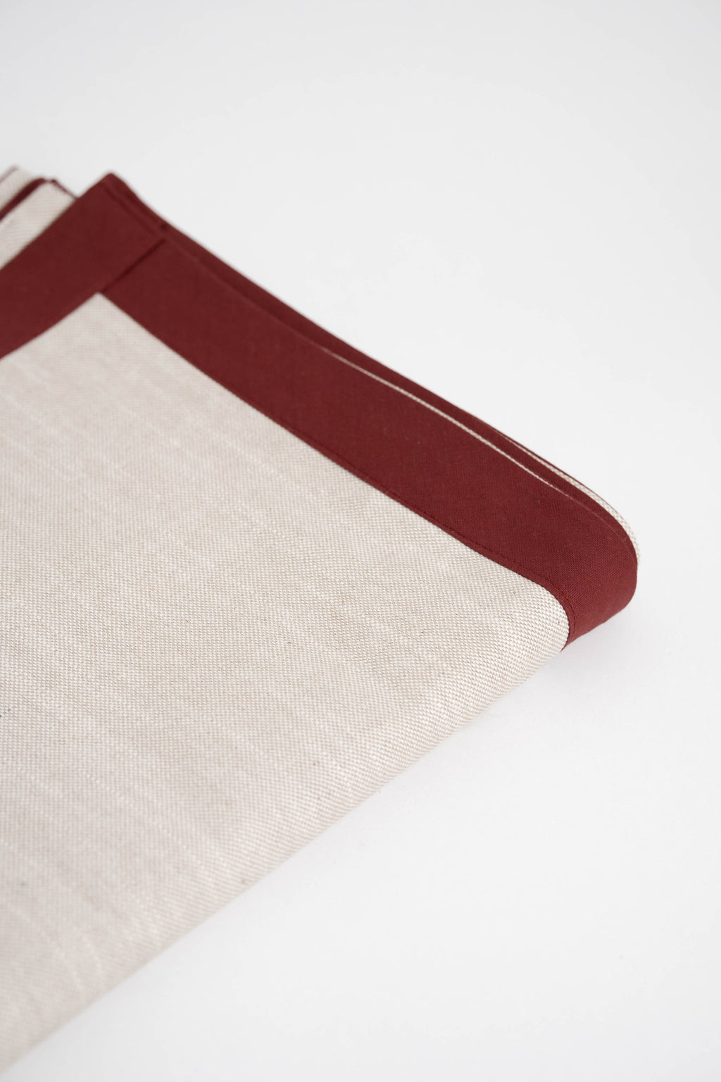 Soft and eco-friendly home textile made from carefully chosen fabrics, made in Portugal to reduce environmental impact. Features terracotta border. Perfect for table decor.