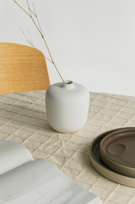 Blanc 05 Vase , ceramic with a minimalist design, handmade in Portugal. Ideal for displaying flowers or as a standalone decorative vase.