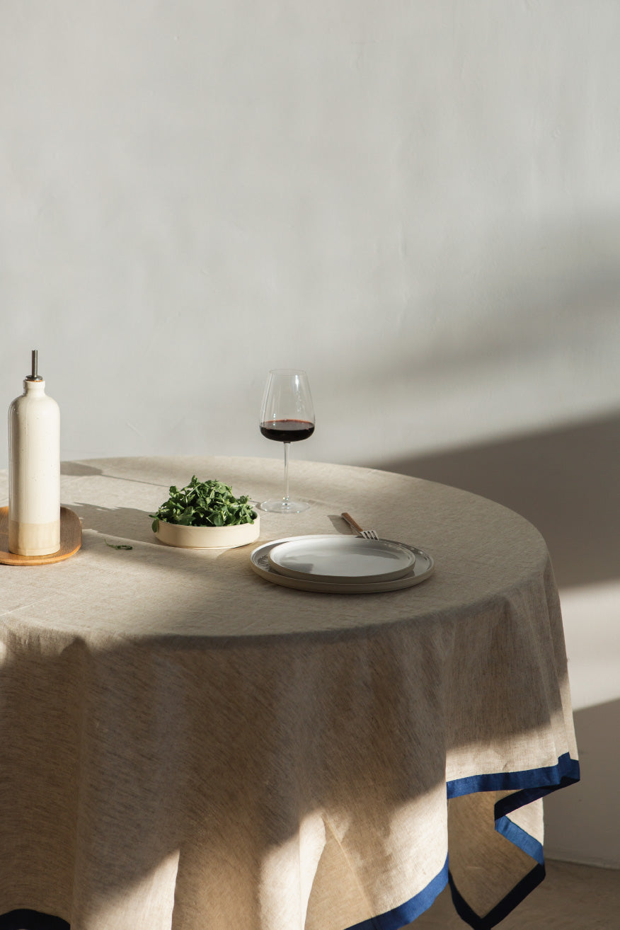 Toalha de mesa com borda em contraste