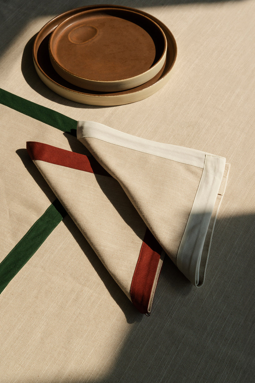 Toalha de mesa com borda em contraste