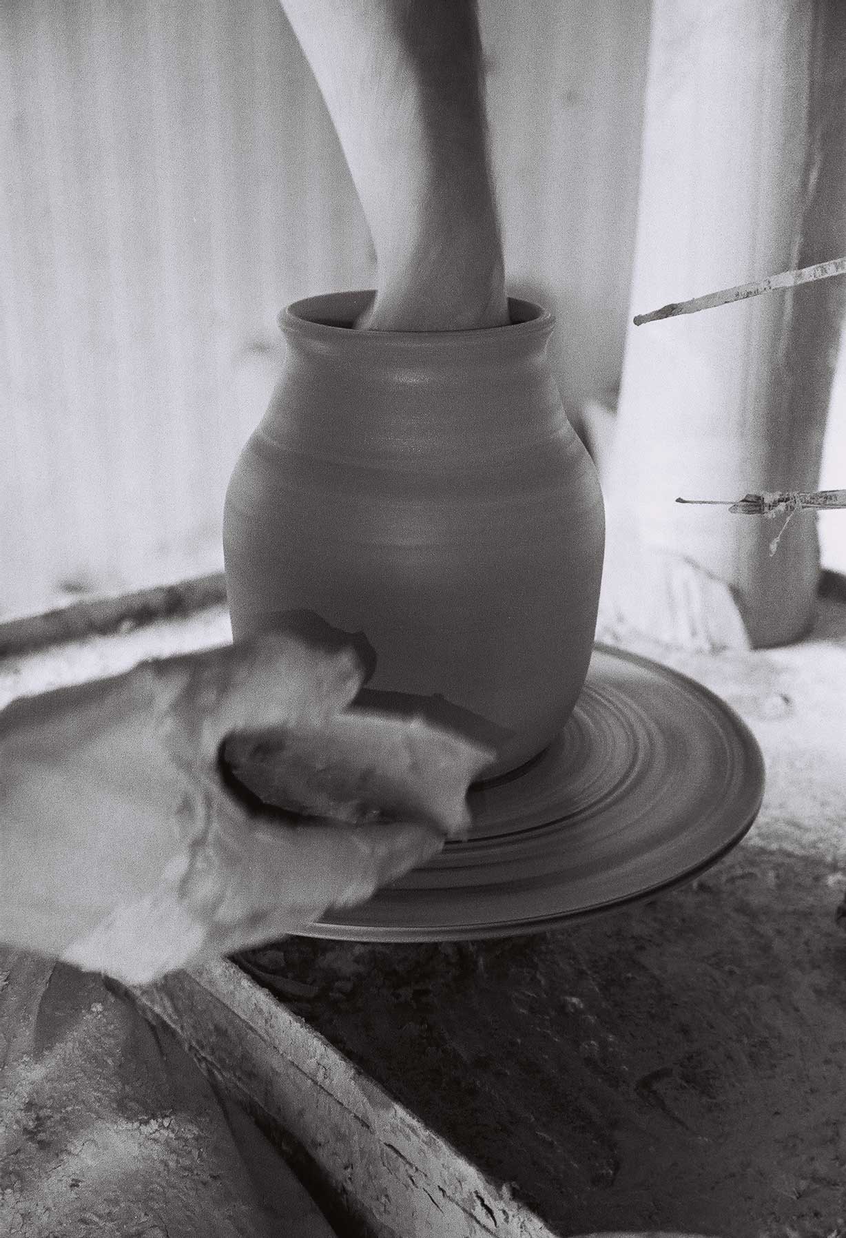 O Cactuu Handmade ceramic production created on a pottery wheel in Portugal, highlighting traditional techniques and attention to detail in the shaping and finishing process.